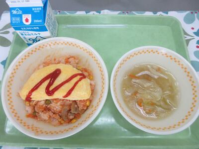 チキンライスの具を自分でごはんと混ぜて、その上にたまごをのせ、最後にトマトケチャップをかけて完成です